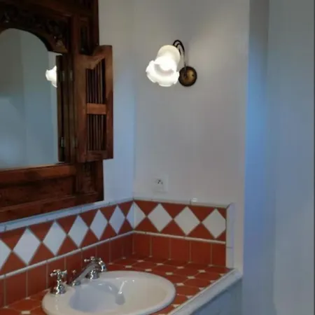 Hotel Au Sein D Un Grimaud